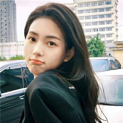 玻璃橱窗中的姑娘